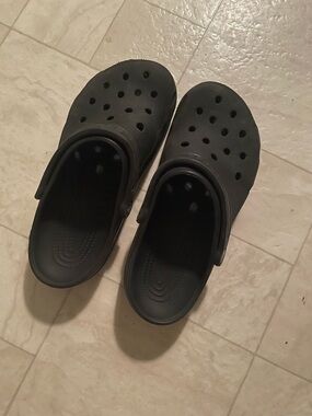 Men's 8 Women's 10 black crocs slip on clogs